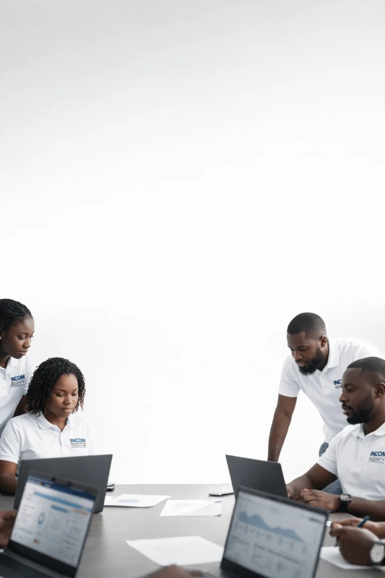 Équipe INCOM spécialisée en SEO et SEA travaillant sur des stratégies digitales